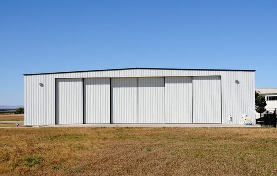 Độ cao tùy chỉnh Q355b Q235b Cấu trúc thép Hangar Prefab Metal Hangar máy bay