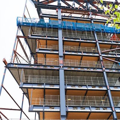 Tòa nhà kết cấu thép đúc sẵn bằng thép Q235/Q345 và vật liệu chống cháy cho tuổi thọ sử dụng 20-50 năm