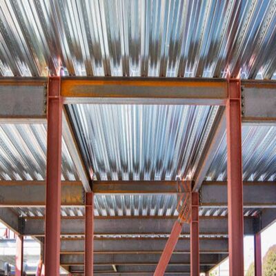 Tòa nhà thép chế tạo thép có độ bền cao với tuổi thọ hơn 50 năm và thiết kế tùy chỉnh cho sử dụng công nghiệp và thương mại